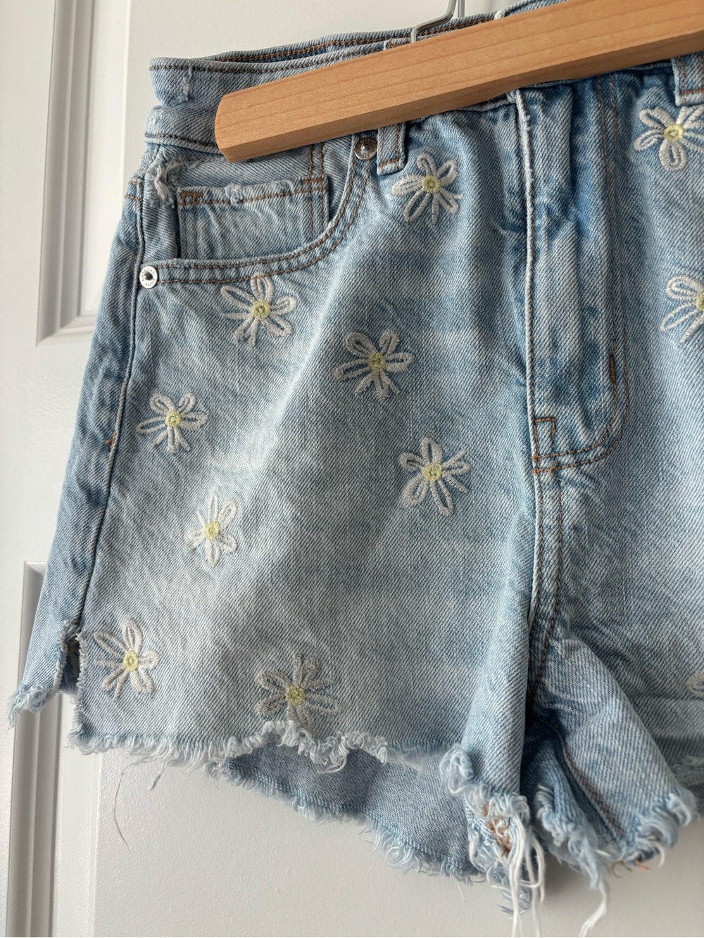 American Eagle Light Wash Daisy Embroidered Distressed Denim Shorts Size 00 - Picture 4 of 8